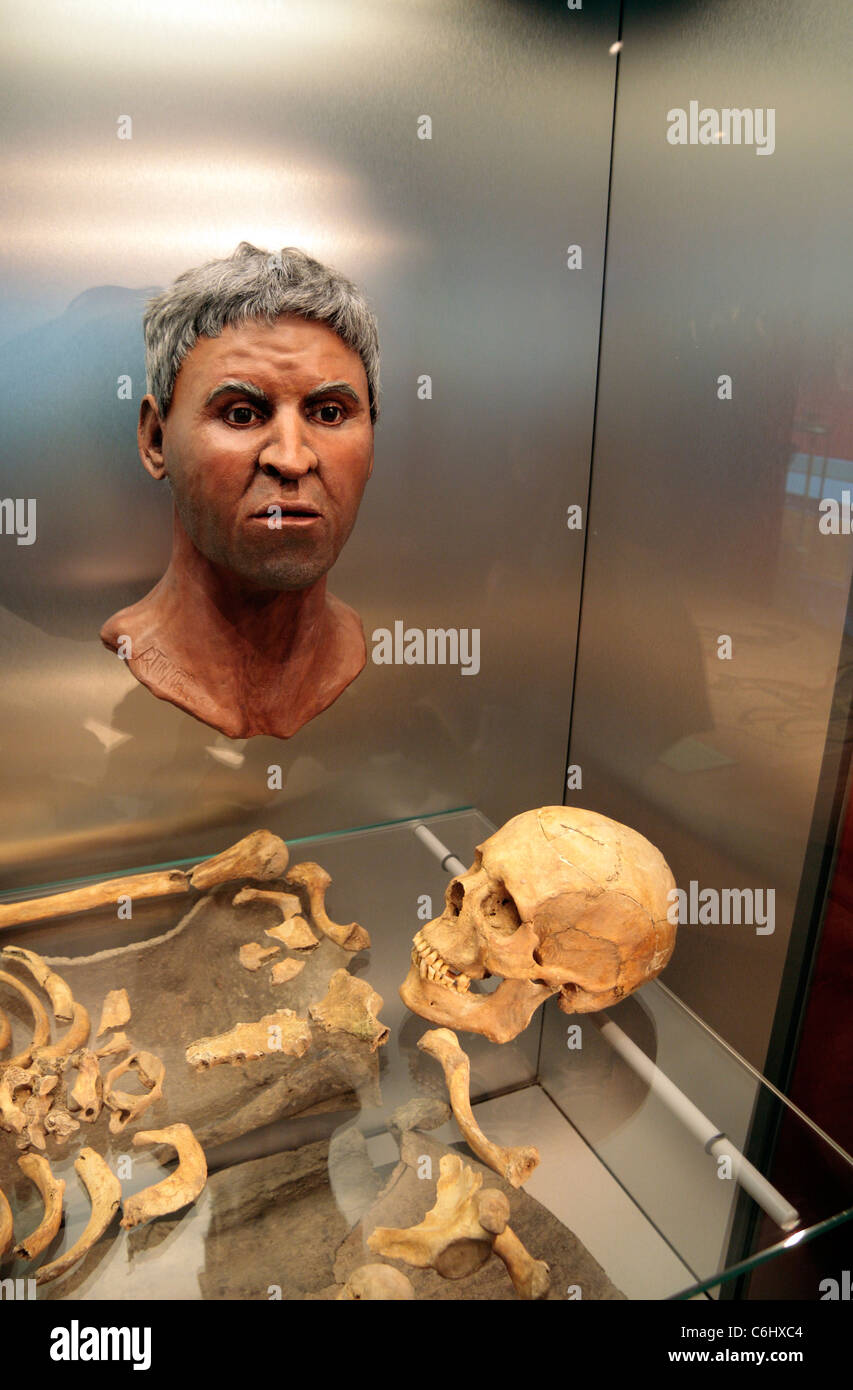 Ricostruito testa sopra lo scheletro di un uomo da Aquae Sulis, nel Museo delle Terme Romane, bagno, Somerset, Inghilterra. Foto Stock