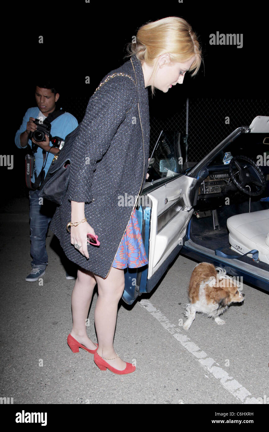 Mischa Barton Entrando Nel Suo 1970 Cadillac Convertible Mischa Barton Lasciando Byron Tracey Salon Con I Suoi Due Cani Charlie Foto Stock Alamy