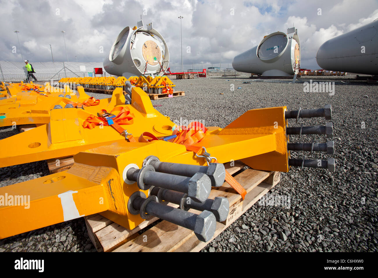 Turbina eolica parti sulla banchina a Mostyn. Foto Stock