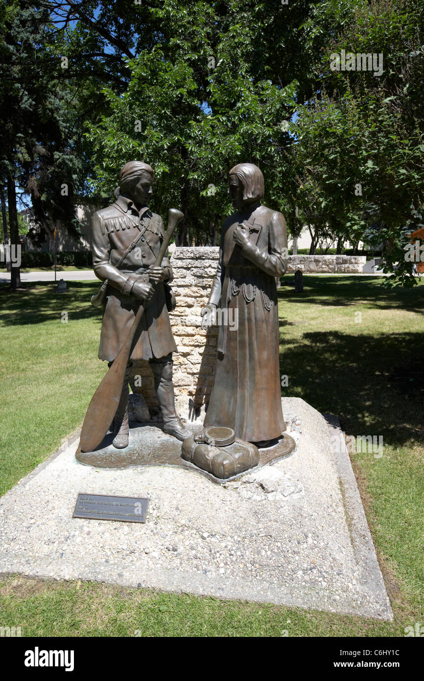 Missionaria e voyageur scultura che rappresenta il Canada precoce nel parco di san bonifacio cattedrale nel quartiere francese winnipeg Foto Stock