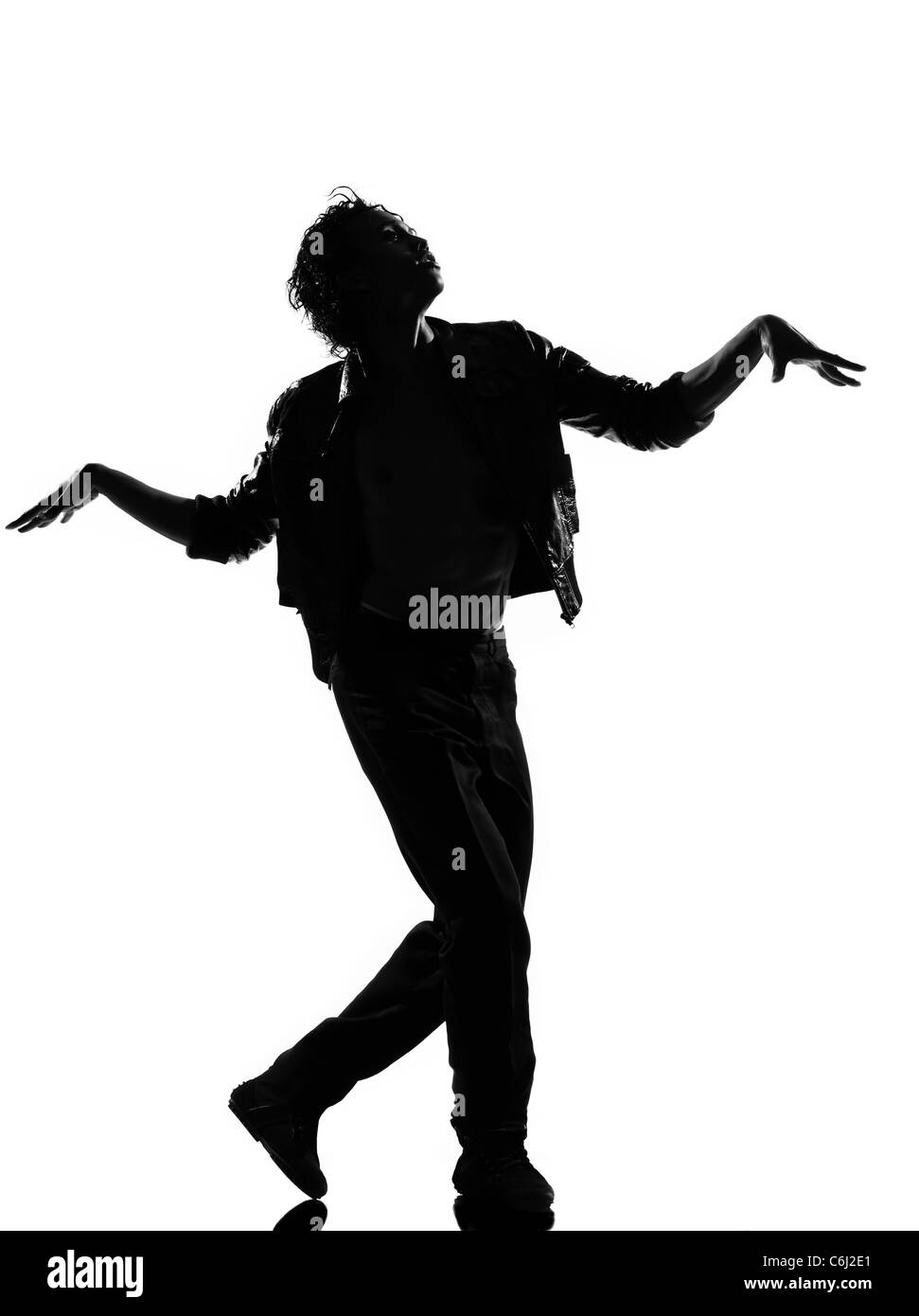 Lunghezza completa silhouette di un giovane ballerino di danza funky hip hop r&b zombie a piedi su studio isolato sfondo bianco Foto Stock