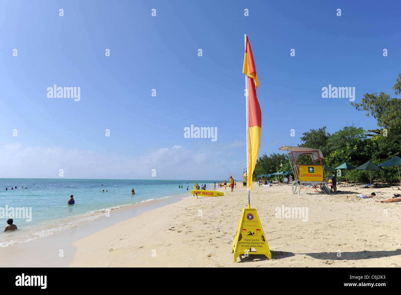 Red& bandiera gialla sulla spiaggia, Isola Verde, della Grande Barriera Corallina, Queensland, Australia Foto Stock