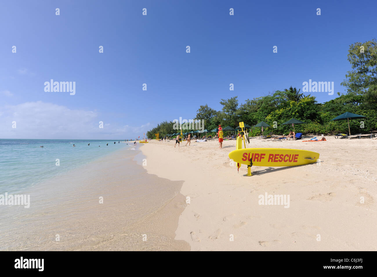 Spiaggia in scena con la tavola da surf, surf live risparmiatori, Isola Verde, della Grande Barriera Corallina, Queensland, Australia Foto Stock