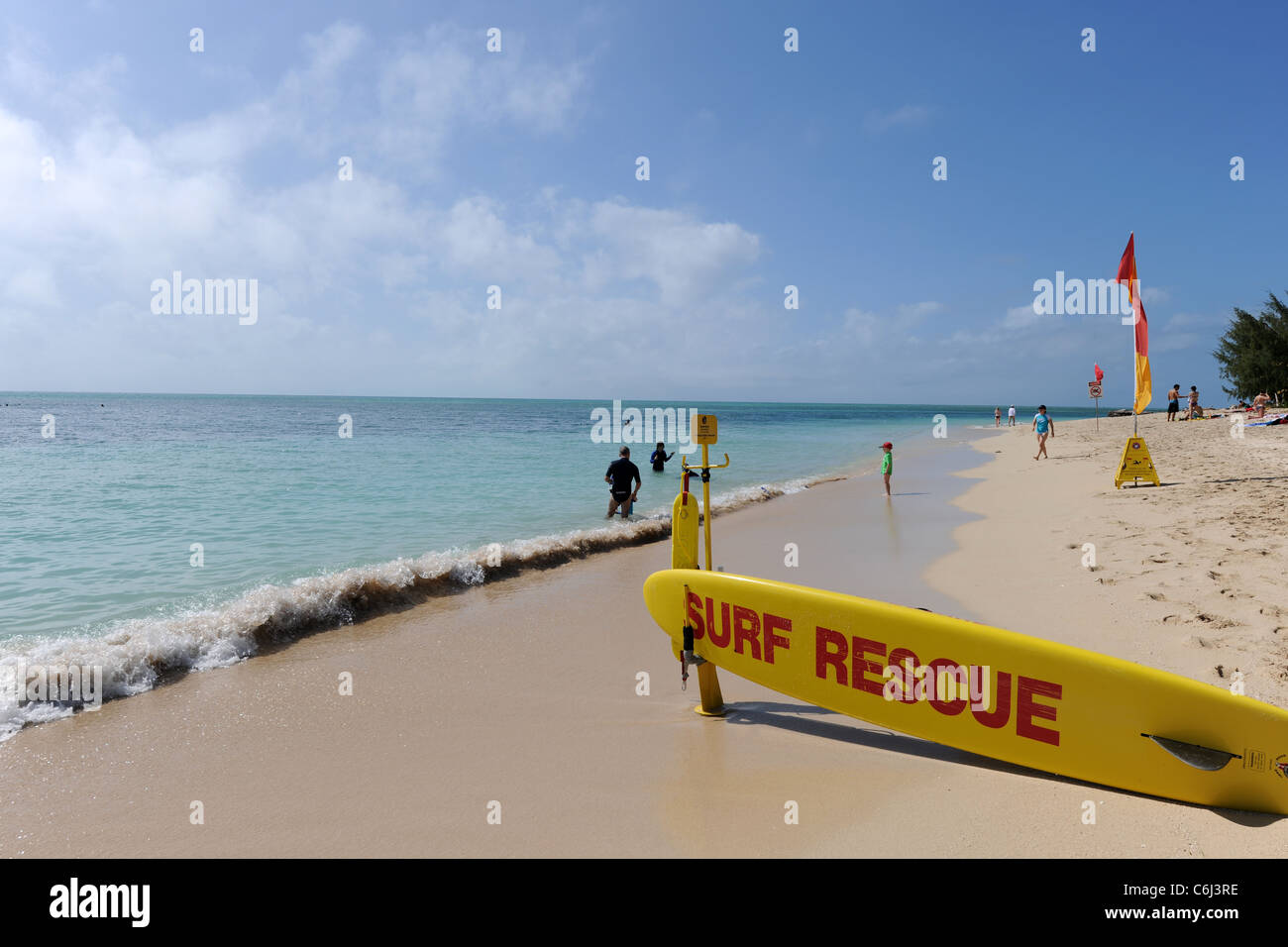 Surf scheda di salvataggio e la spiaggia scena, Isola Verde, della Grande Barriera Corallina, Queensland, Australia Foto Stock