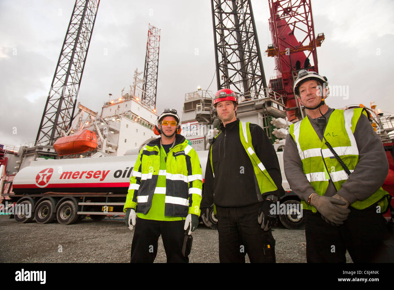 Un martinetto fino a chiatta Mostyn porto e tutte le parti delle turbine. Foto Stock