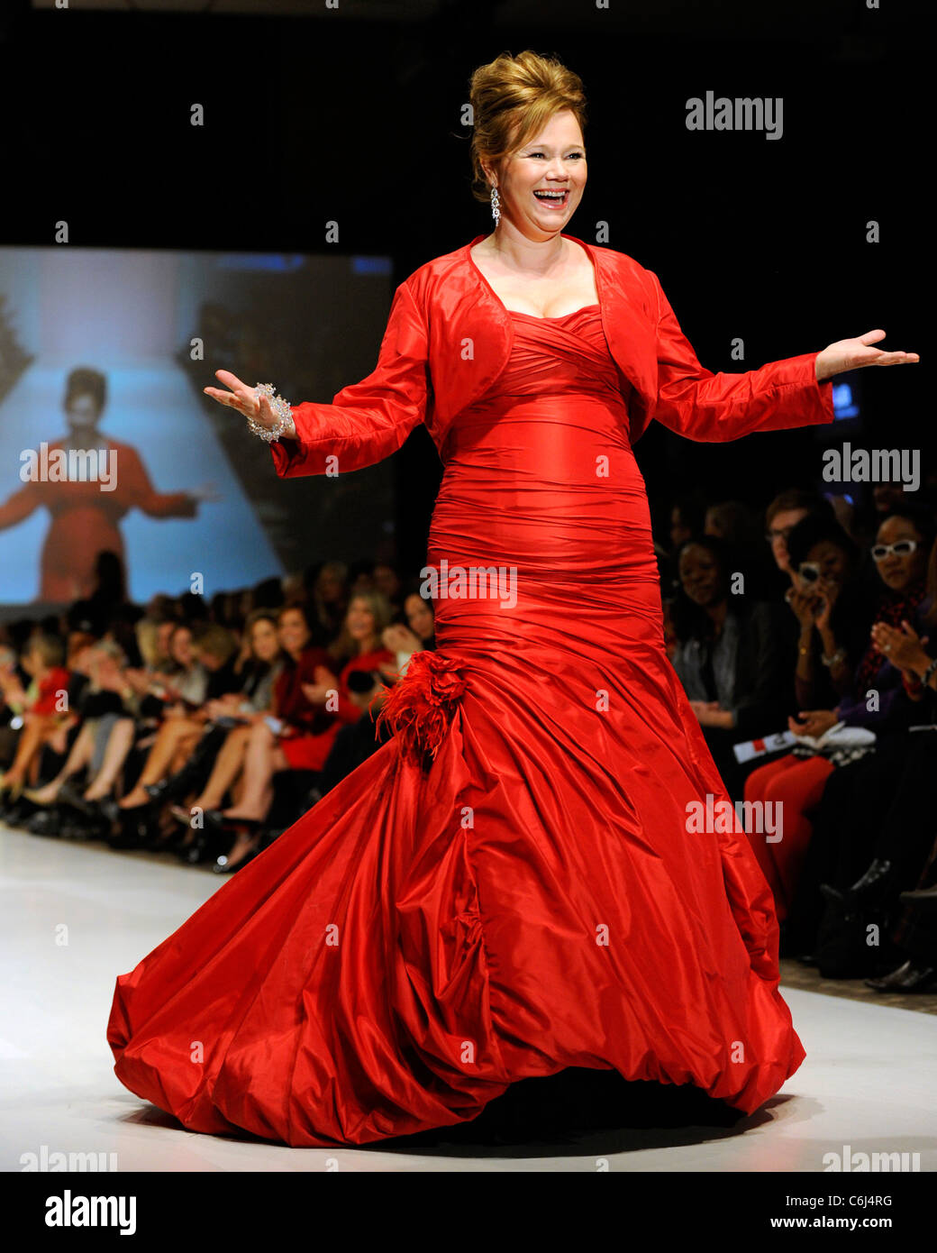 Caroline Rhea indossa un abito di Ines Di Santo il cuore della verità abito rosso Collezione 2010 Fashion Show. Toronto, Canada - Foto Stock