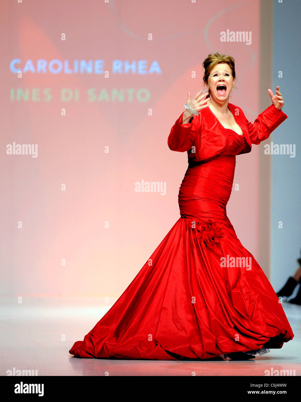 Caroline Rhea indossa un abito di Ines Di Santo il cuore della verità abito rosso Collezione 2010 Fashion Show. Toronto, Canada - Foto Stock