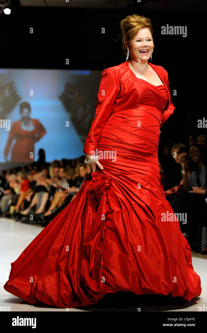 Caroline Rhea indossa un abito di Ines Di Santo il cuore della verità abito rosso Collezione 2010 Fashion Show. Toronto, Canada - Foto Stock