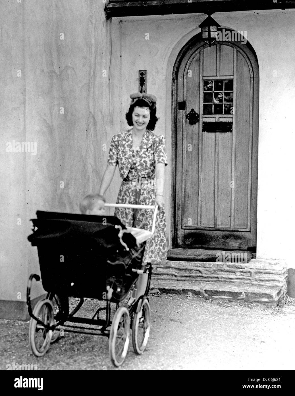 MARGARET LOCKWOOD (1916-1990) film inglese attrice al suo Roehampton home nel 1942 con la figlia Julia Foto Stock