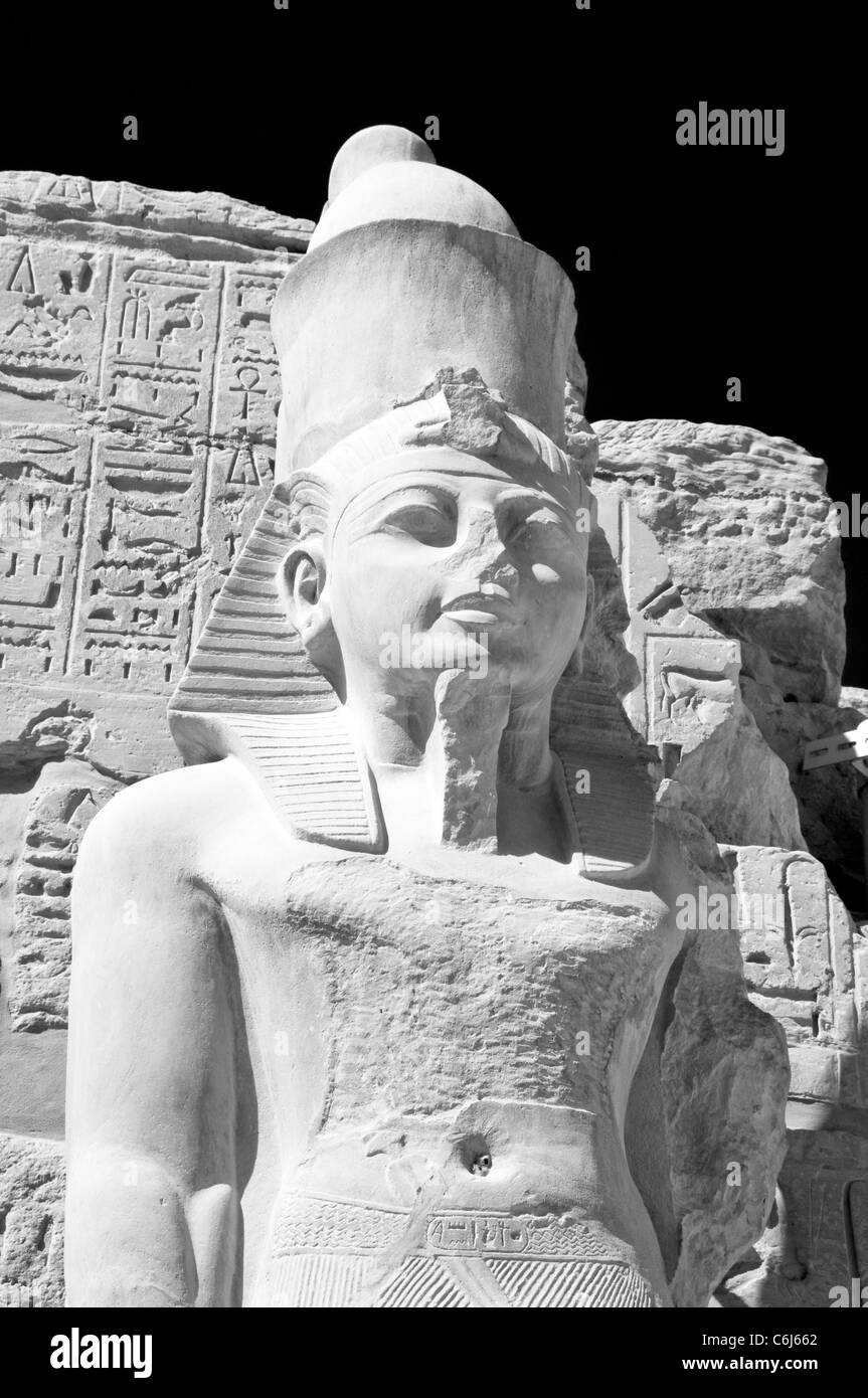 Bianco e Nero .statua del faraone egiziano al Tempio di Karnak rovine, Egitto Foto Stock