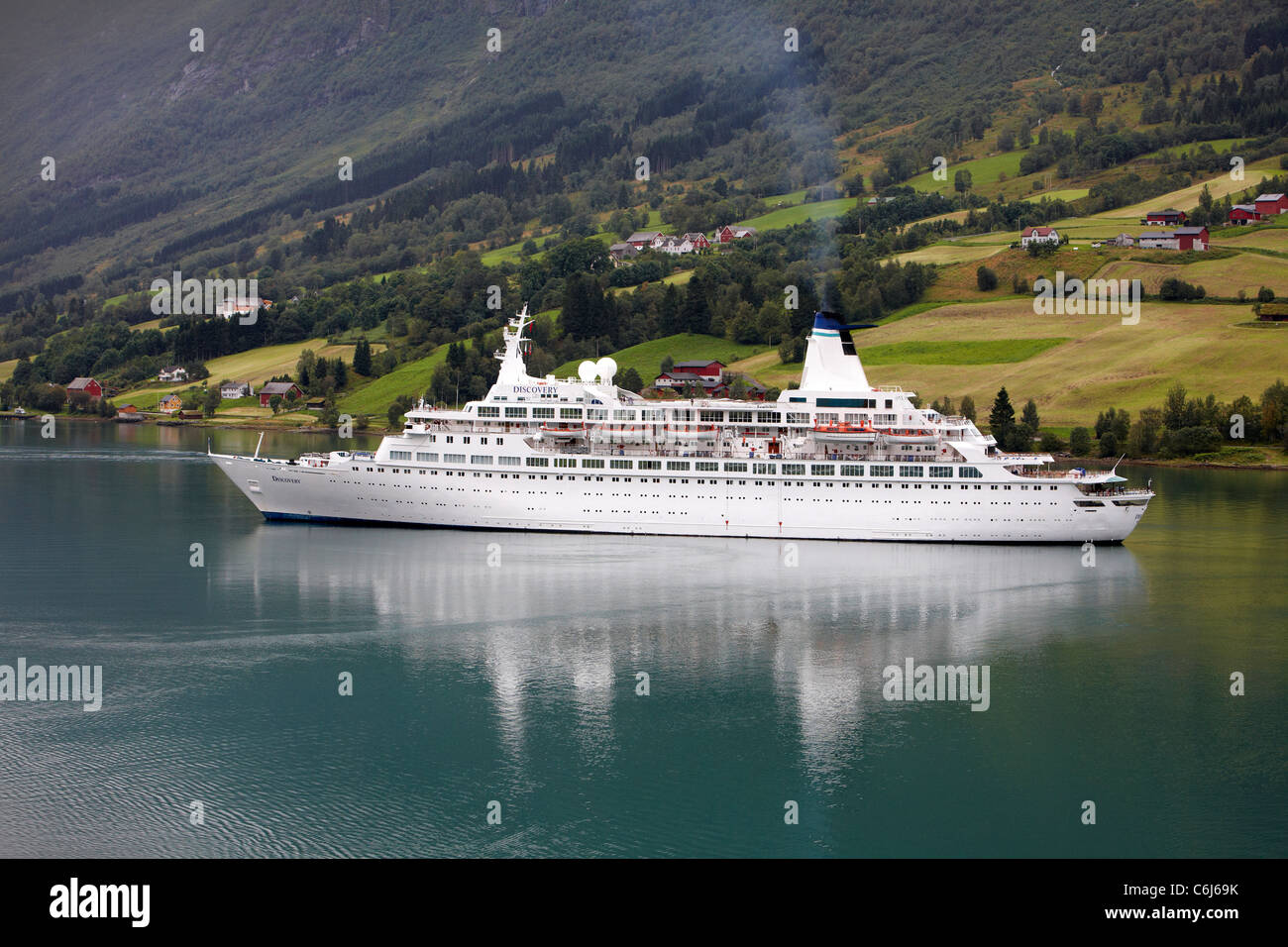 La nave da crociera MV Discovery ormeggiati nel fiordo Nord a Olden, Strynn, Norvegia. Foto Stock