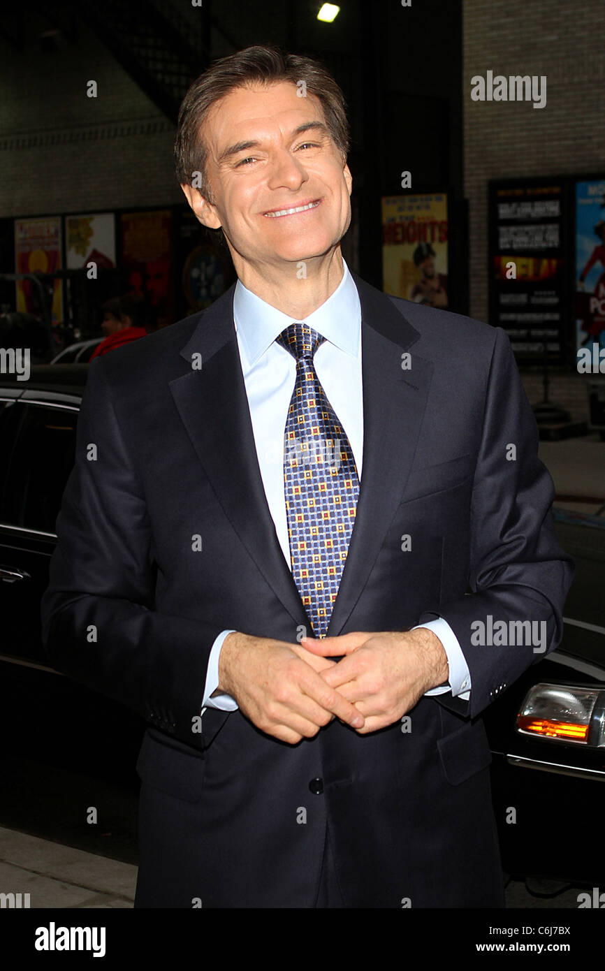 Il dottor Mehmet Oz al di fuori Ed Sullivan Theater per il "Late Show con David Letterman' New York City, Stati Uniti d'America - 10.03.10 Foto Stock