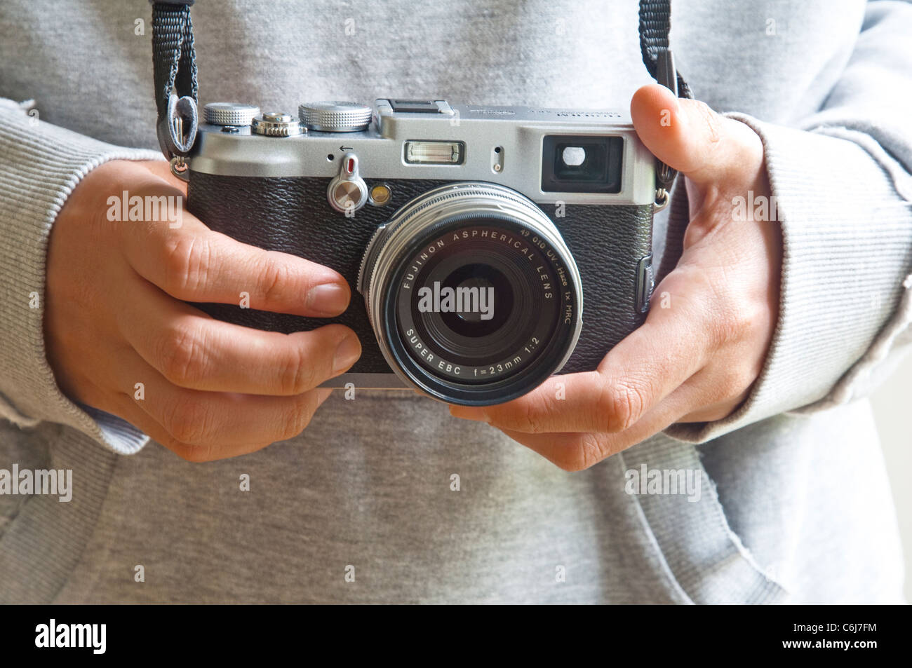 Un Fuji X100 (stile retrò) fotocamera digitale, nota per le sue dimensioni compatte, lente fissa e qualità 12MP sensore. Lanciato nel 2011. Foto Stock