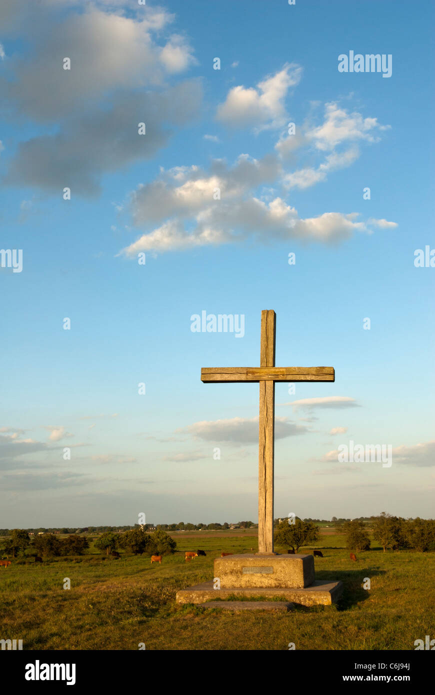 Croce commemorativa presso il St Benet's Abbey, Norfolk, Inghilterra. Foto Stock