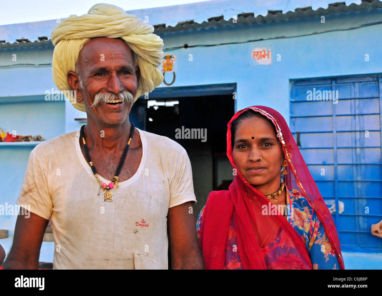 Ritratto di un uomo tribali e moglie Colli Aravalli Rajasthan in India Foto Stock