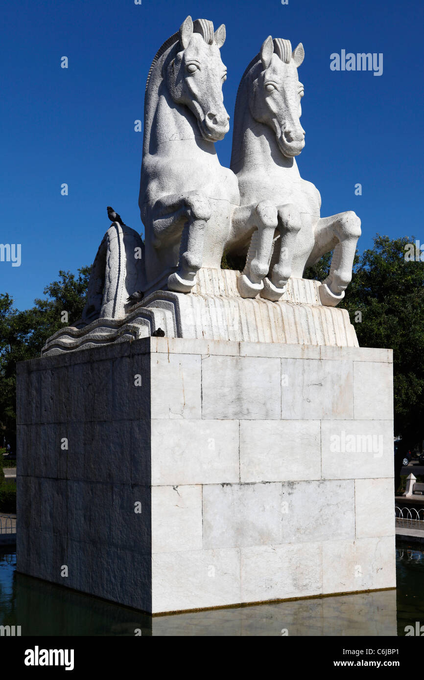 Statue equino sulla Praca do Imperio (Empire Square) in Belem, Lisbona, Portogallo. Foto Stock