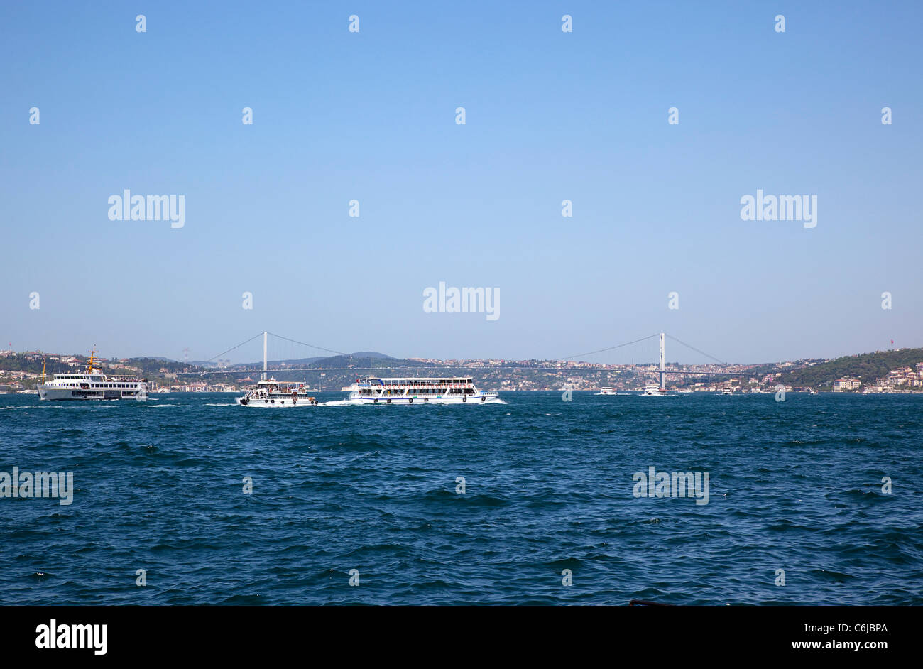 Turchia, Istanbul, Eminonu, la vista del ponte sul Bosforo con traghetti che passa in primo piano. Foto Stock