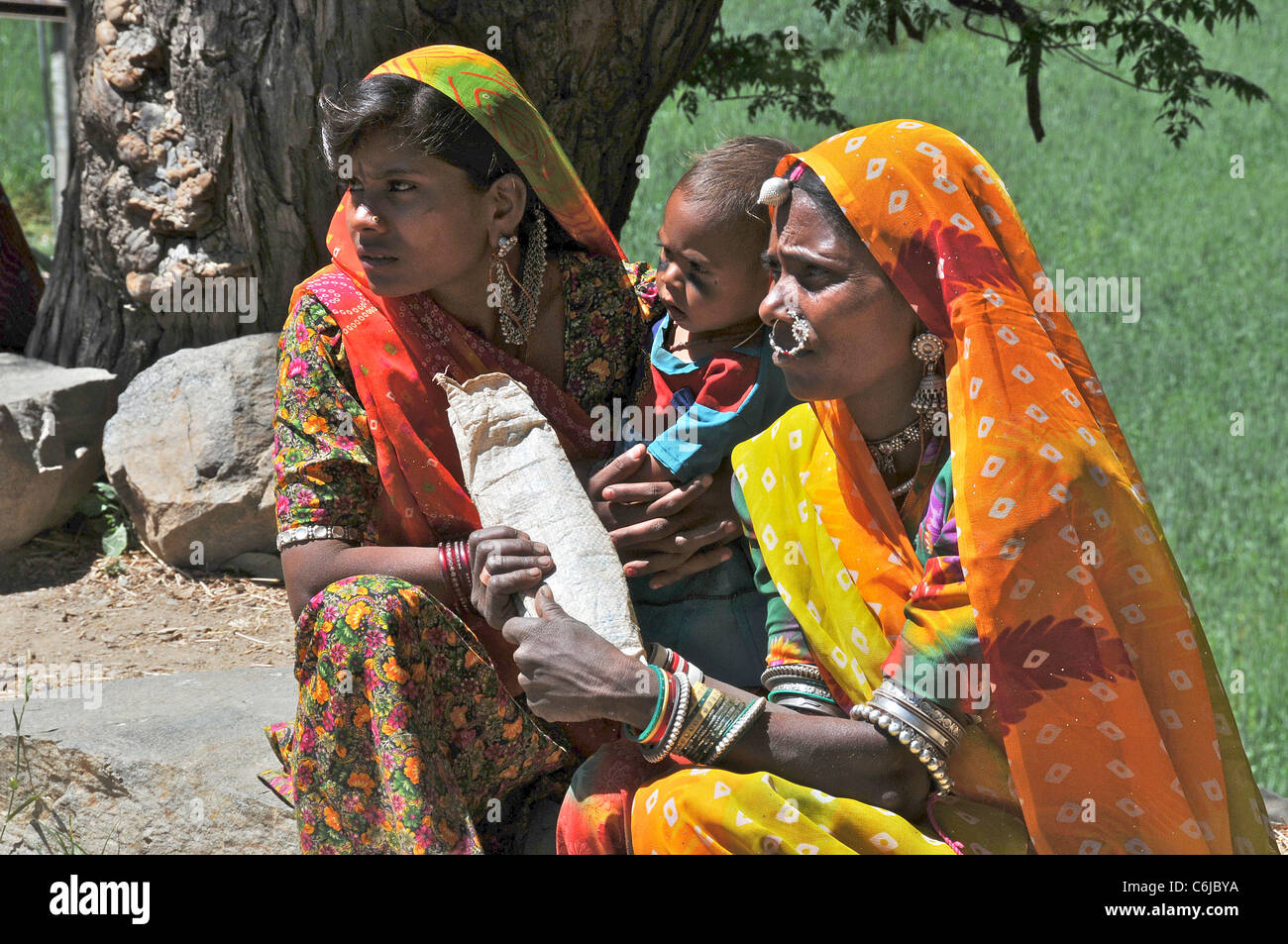 Due donne tribali con bambino Colli Aravalli Rajasthan in India Foto Stock