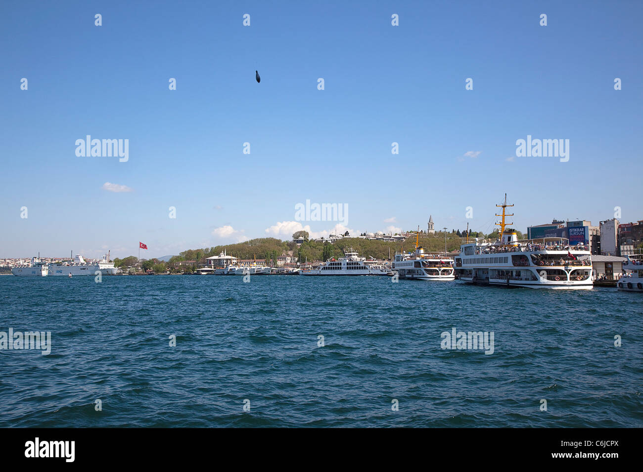 Turchia, Istanbul, il Ponte Galata, traghetti su Sirkeci quayside con fishermans linea visibile in peso. Foto Stock