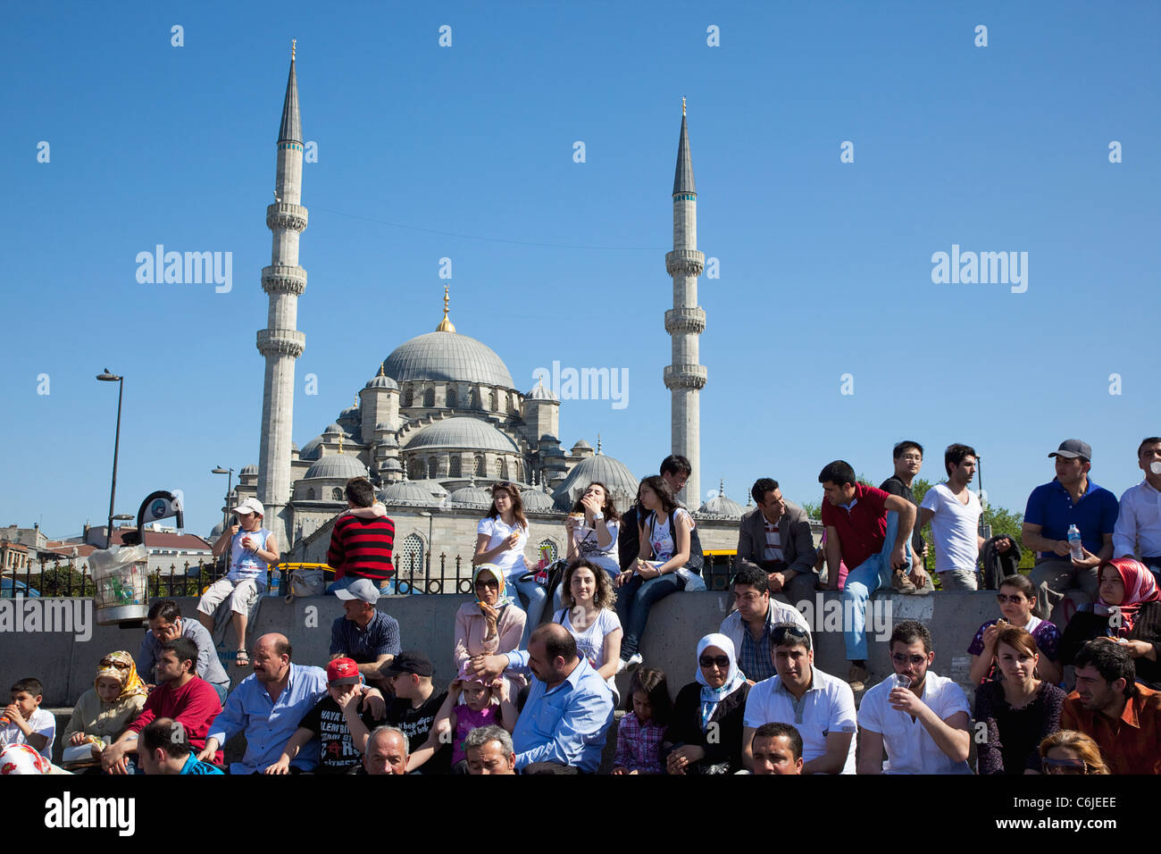 Turchia, Istanbul, Eminonu, Yeni Camii, Nuova Moschea, persone su sat sui passi accanto alla stazione della metropolitana. Foto Stock