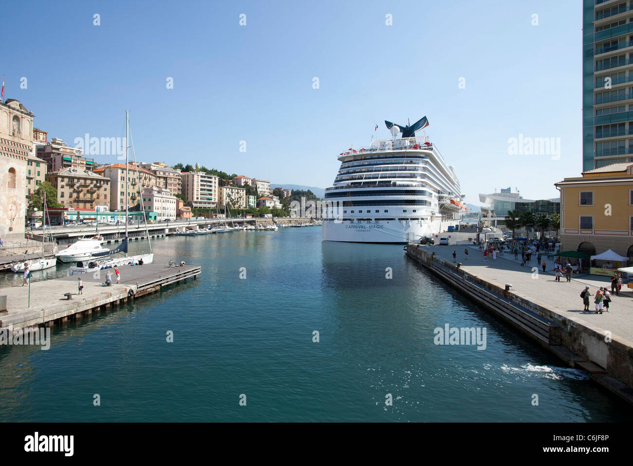 Marina e la barca dal molo di Savona Italia. I passeggeri e il turista a piedi lungo il dock. Foto Stock