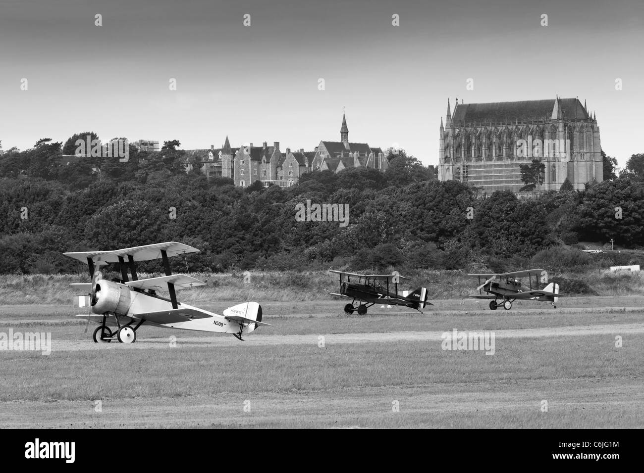 Replica la Prima Guerra Mondiale biplani - un triplano Sopwith e due SE5s - in attesa di prendere il via a Shoreham airfield Foto Stock