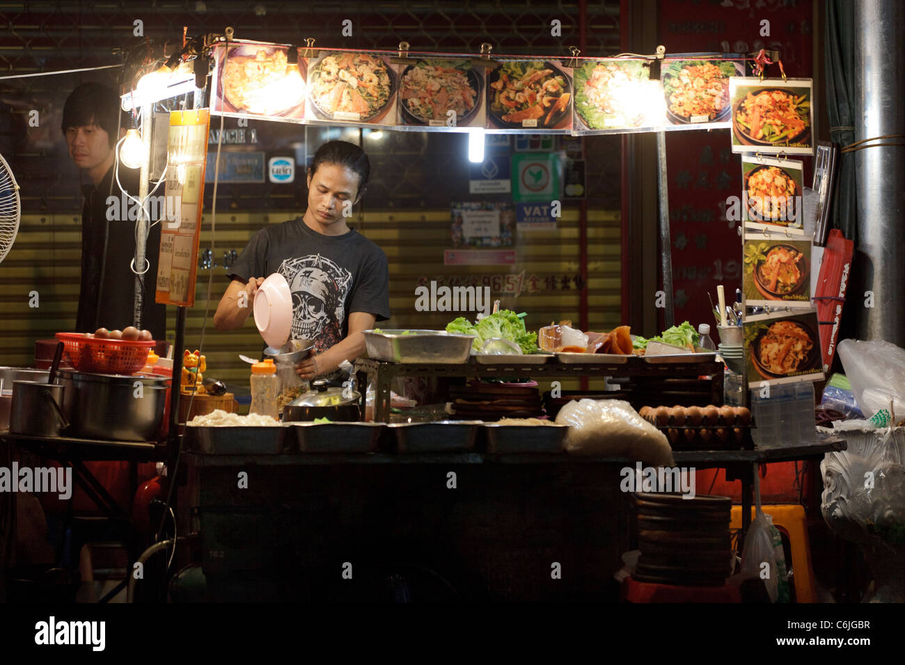 Cucina di strada del venditore nel quartiere Chinatown, bangkok, Thailandia Foto Stock