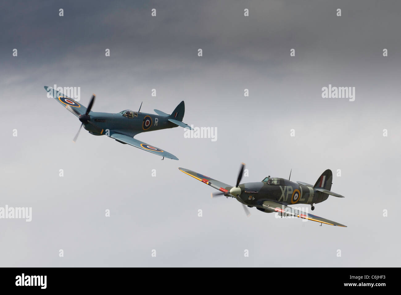 Un Supermarine Spitfire e Hawker Hurricane overhead Shoreham airfield in 2011 Foto Stock