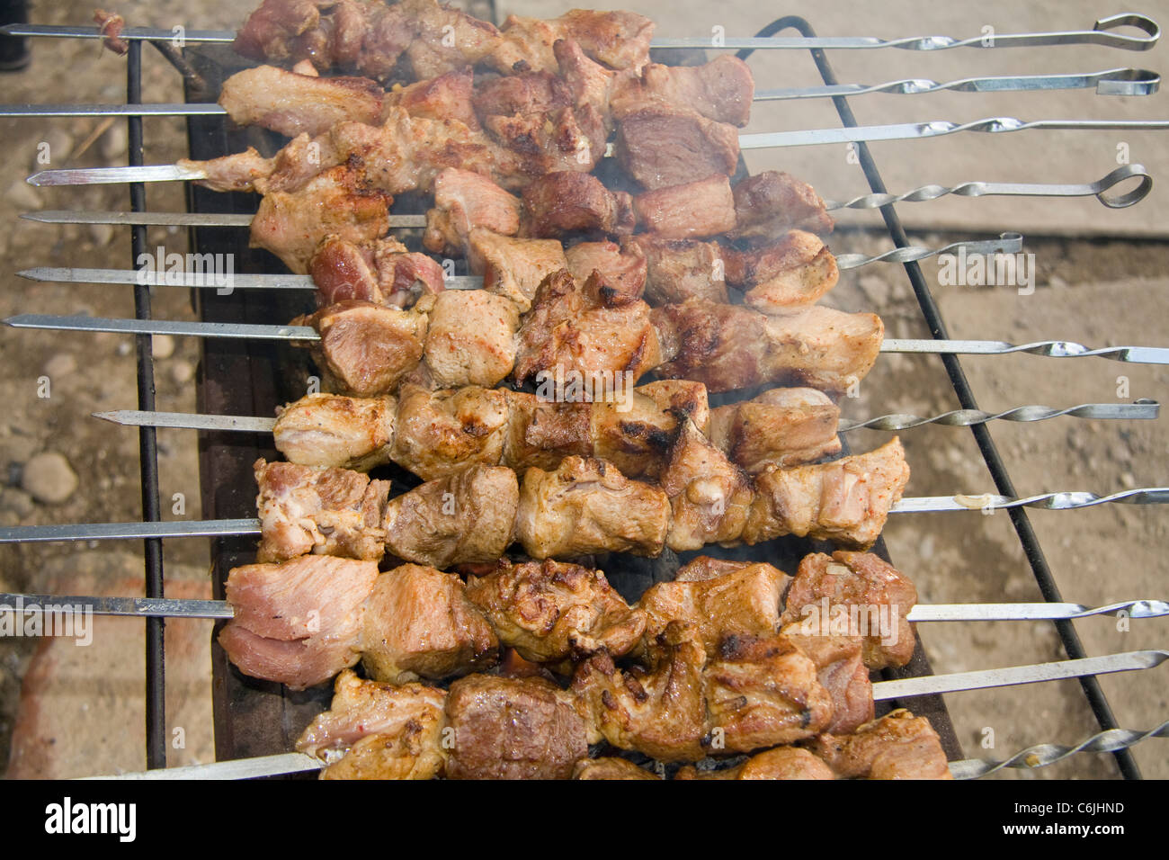 Stuzzicanti shish kebab su spiedini di metallo Foto Stock