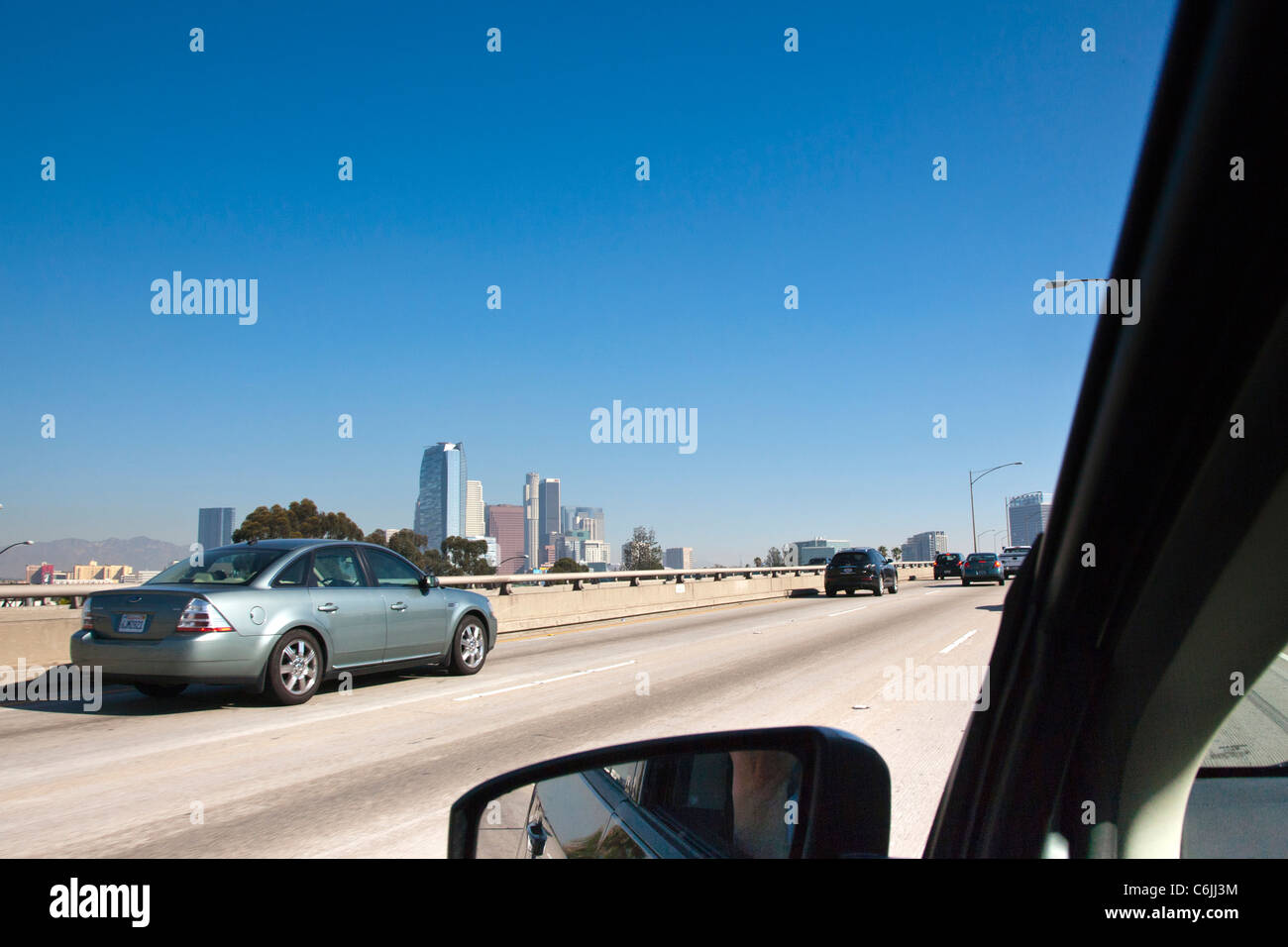 Guida lungo una superstrada con il centro cittadino di Los Angeles in lontananza la, STATI UNITI D'AMERICA Foto Stock