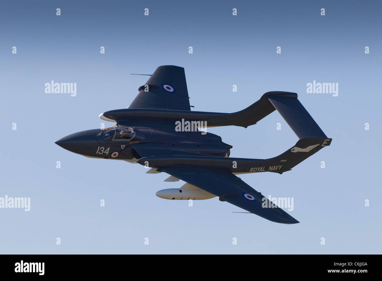 Un De Havilland Sea Vixen jet flying overhead Shoreham airfield in 2011 Foto Stock