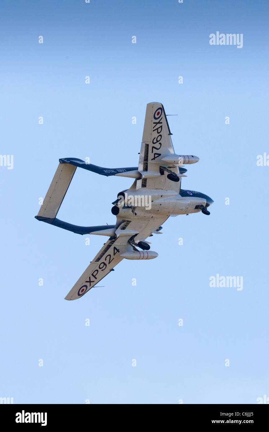 Un De Havilland Sea Vixen jet flying overhead Shoreham airfield in 2011 Foto Stock