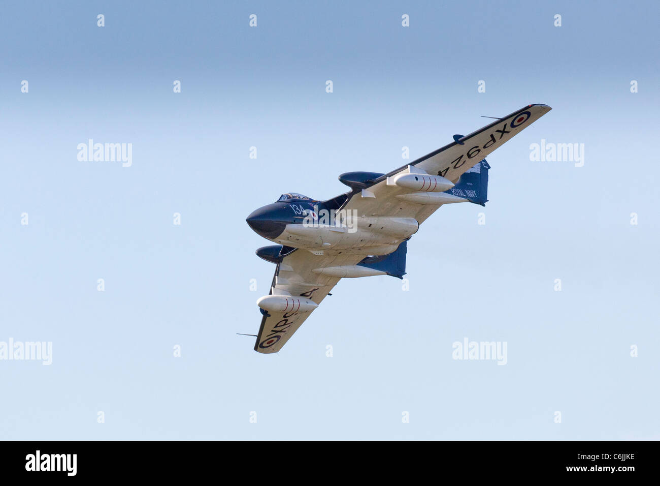 Un De Havilland Sea Vixen jet flying overhead Shoreham airfield in 2011 Foto Stock