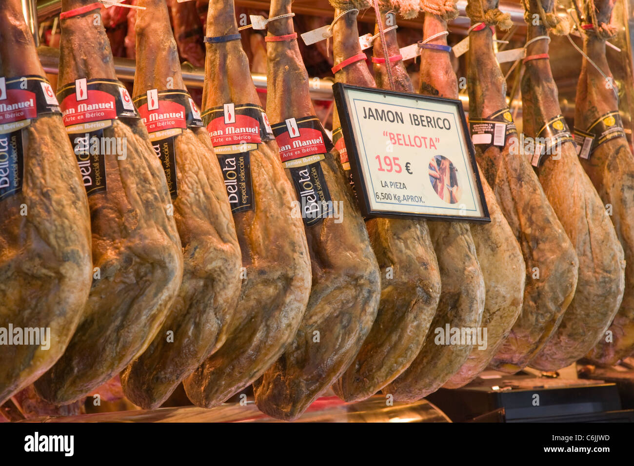 Prosciutto Iberico, Mercat de la Boqueria, Barcellona, in Catalogna, Spagna Foto Stock