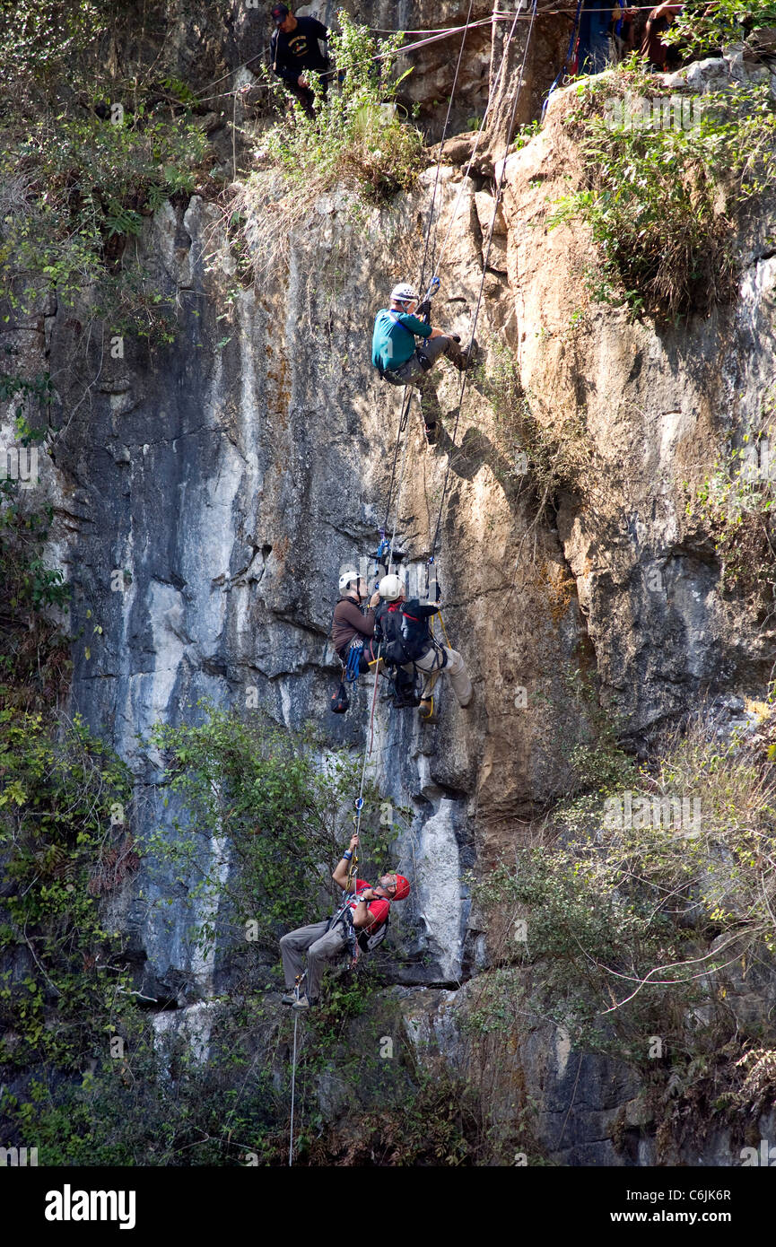 Gli alpinisti inizio discesa in Sotano de los Golondrinas, la Grotta delle rondini, in Messico Foto Stock