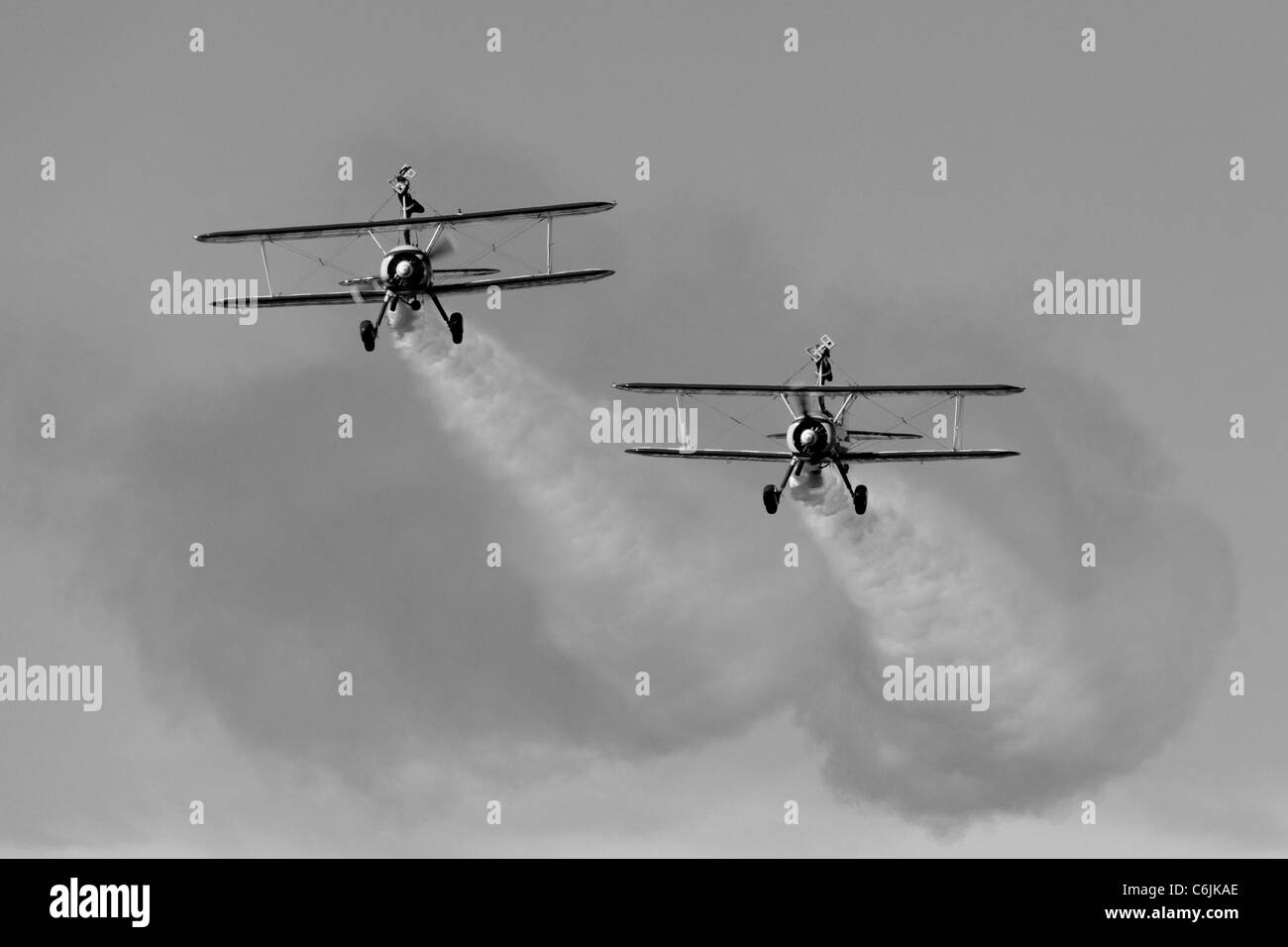 Il Breitling wingwalking overhead del team Shoreham airfield Foto Stock