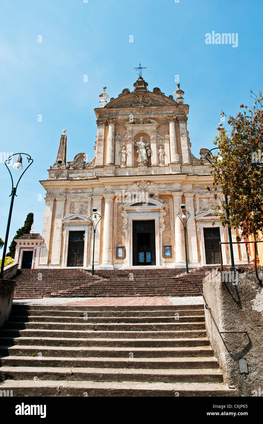 La spettacolare scalinata che conduce alla facciata barocca della chiesa di San Giacomo di corte a Santa Margherita Ligure, Italia Foto Stock