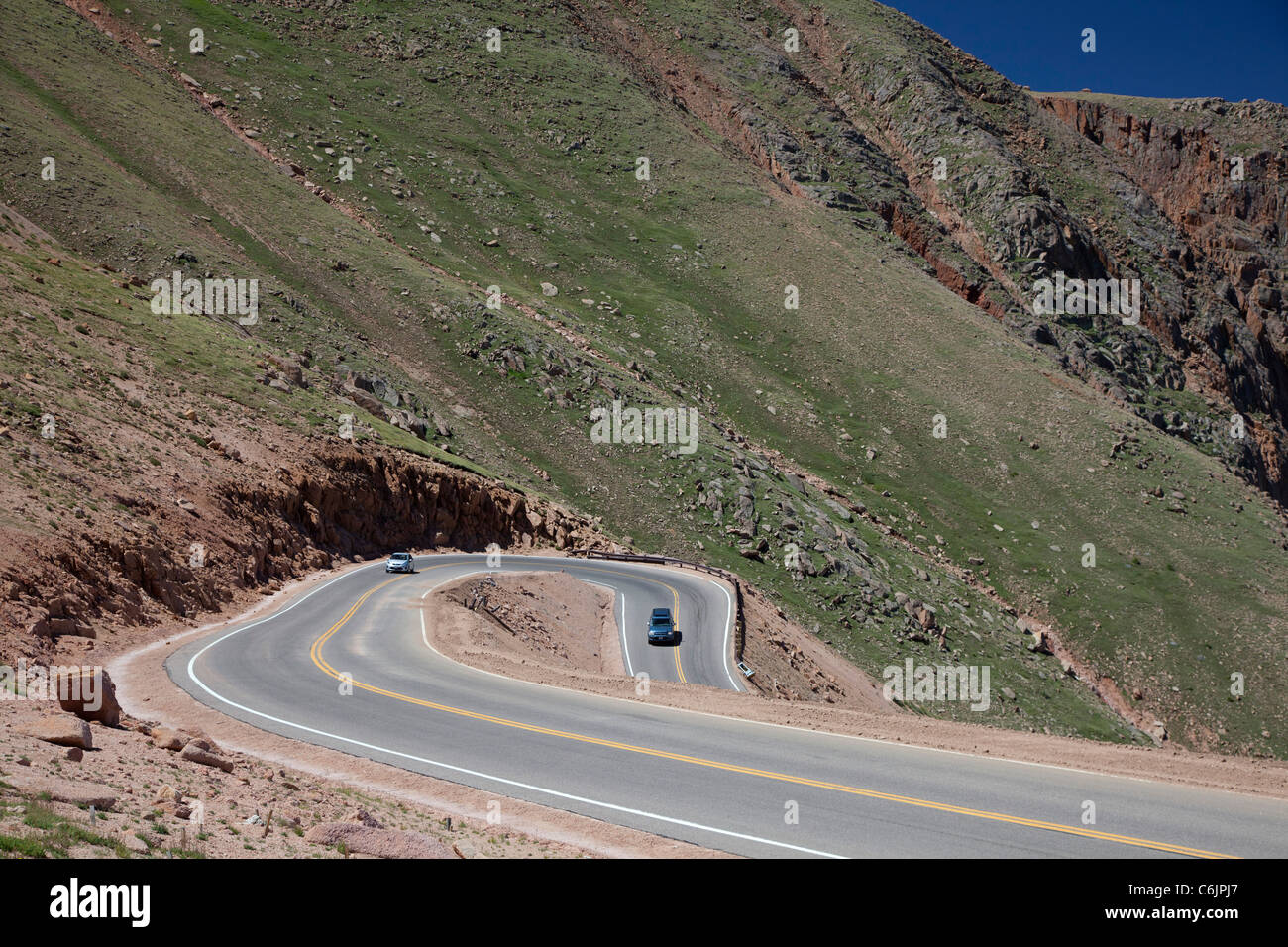 Colorado Springs, Colorado - vetture sul Pikes Peak autostrada, una strada a pedaggio che conduce alla sommità del 14,110 piedi di montagna. Foto Stock