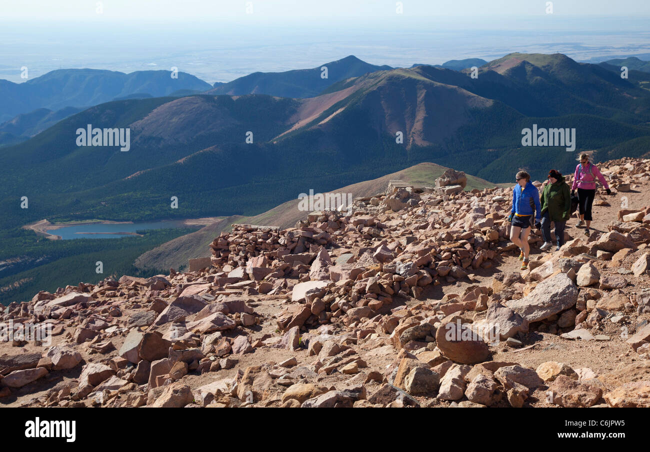 Colorado Springs, Colorado - Escursionisti sulla Barr sentiero vicino alla vetta del Pikes Peak. Foto Stock