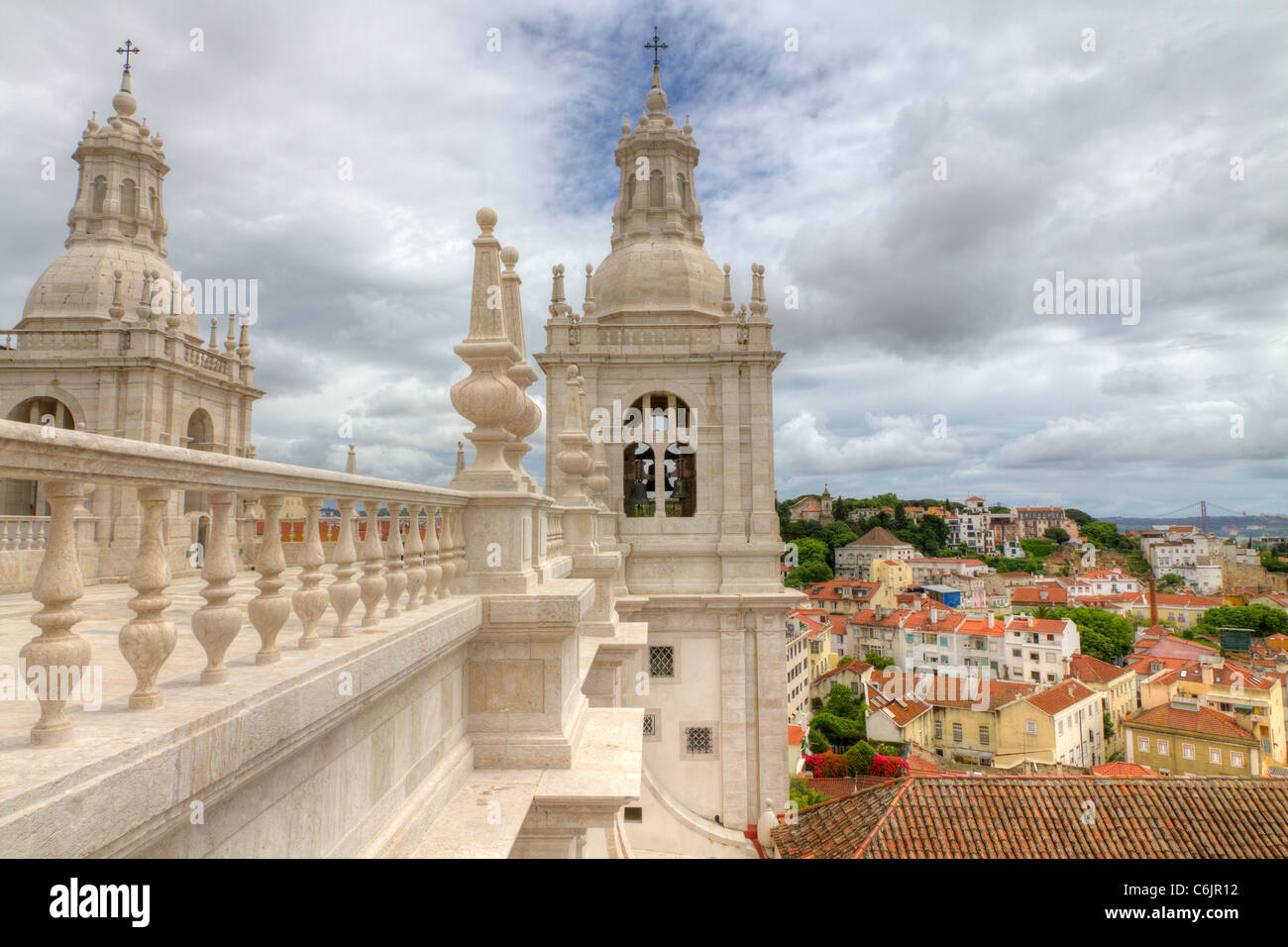 Tetto bianco con decorazioni e la torre campanaria in stile manieristico di Lisbona, Portogallo Foto Stock