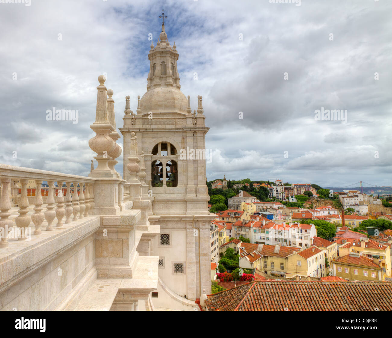 Tetto bianco con decorazioni e la torre campanaria in stile manieristico di Lisbona, Portogallo Foto Stock