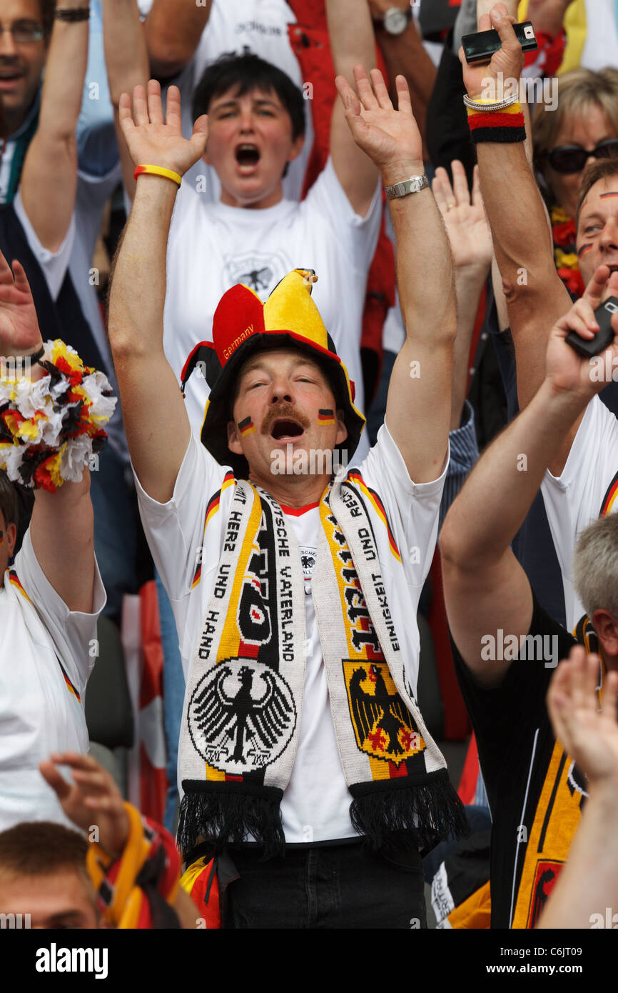 I tifosi tedeschi fanno il tifo per la partita di apertura del torneo di calcio della Coppa del mondo femminile FIFA tra Germania e Canada a Berlino, Germania. Foto Stock