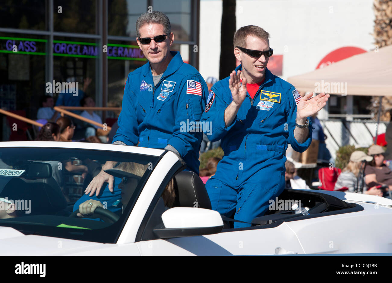 Gli astronauti Greg Johnson e Mike buona al Fiesta Bowl Parade, Phoenix, Arizona, Stati Uniti d'America Foto Stock