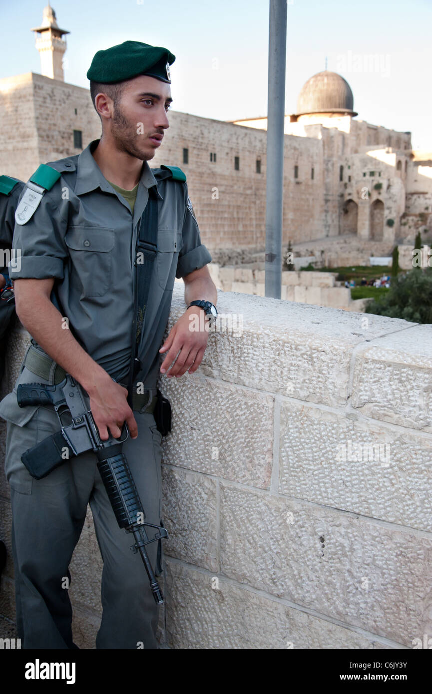 Un soldato israeliano si erge nei pressi della Moschea di Al-Aqsa nella Città Vecchia di Gerusalemme. Foto Stock