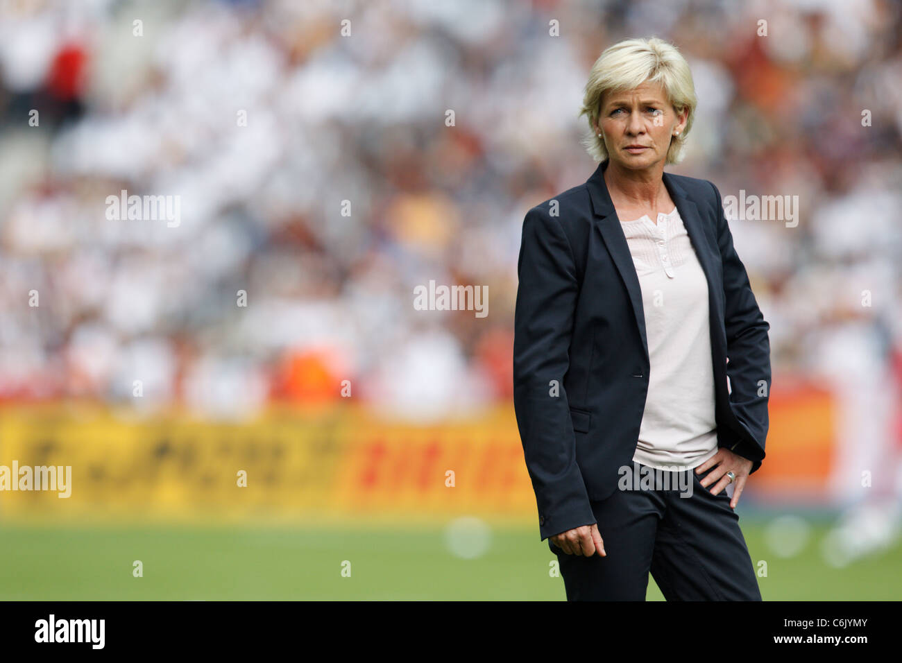 In Germania la squadra nazionale head coach Silvia Neid orologi warmups team prima della partita di apertura del 2011 Coppa del mondo femminile. Foto Stock