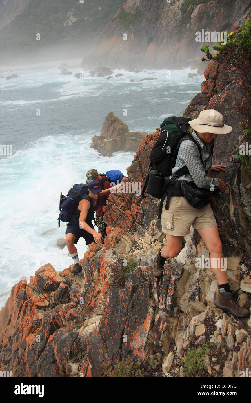 Gli escursionisti in attraversamento di una ripida roccia Foto Stock