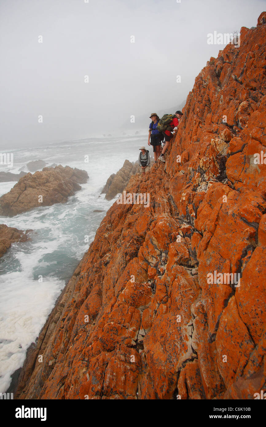 Gli escursionisti in attraversamento di una ripida roccia Foto Stock