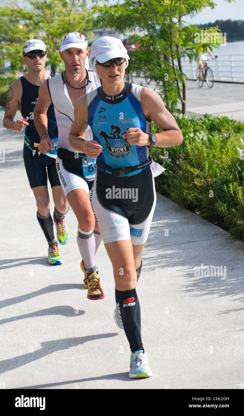 La lunga distanza di gara di triathlon noto come 'Challenge Vichy'. In testa, la donna francese triatleta : Lionéle BAROUX. Foto Stock