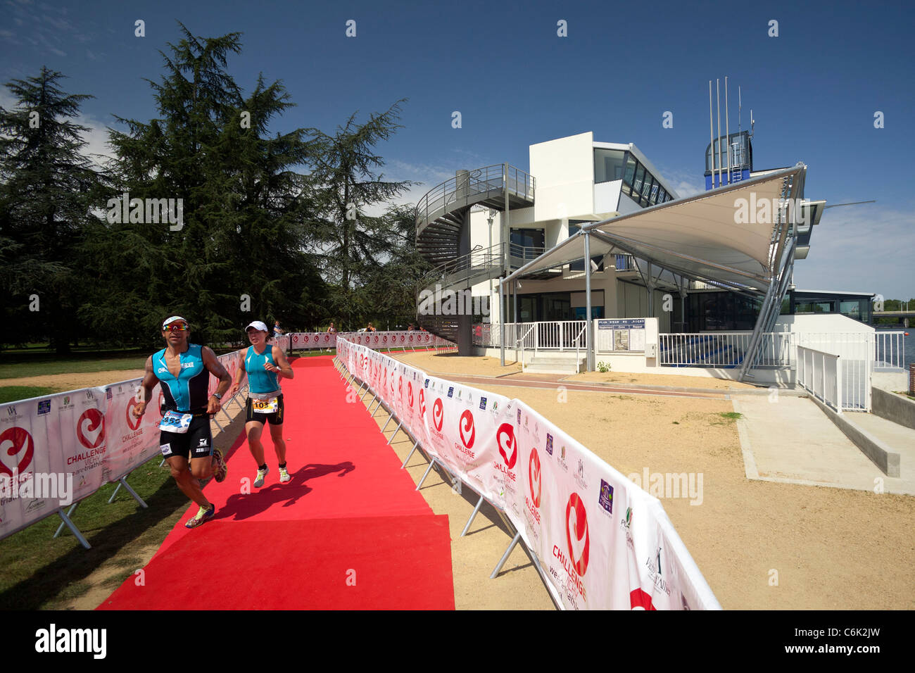 La donna francese Juliette BENEDICTO che è venuto a seconda del 2011 Vichy sfida il triathlon. Foto Stock