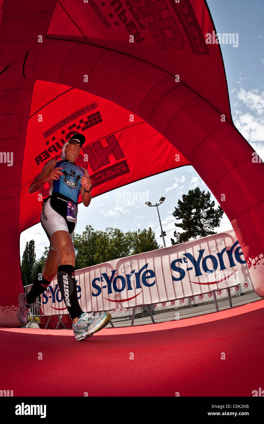 La lunga distanza di gara di triathlon noto come 'Challenge Vichy'. Qui la donna francese triatleta : Lionéle BAROUX. Foto Stock